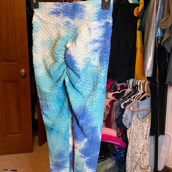 Blue tie dye butt scrunch leggings NEW - Picture 5 of 8